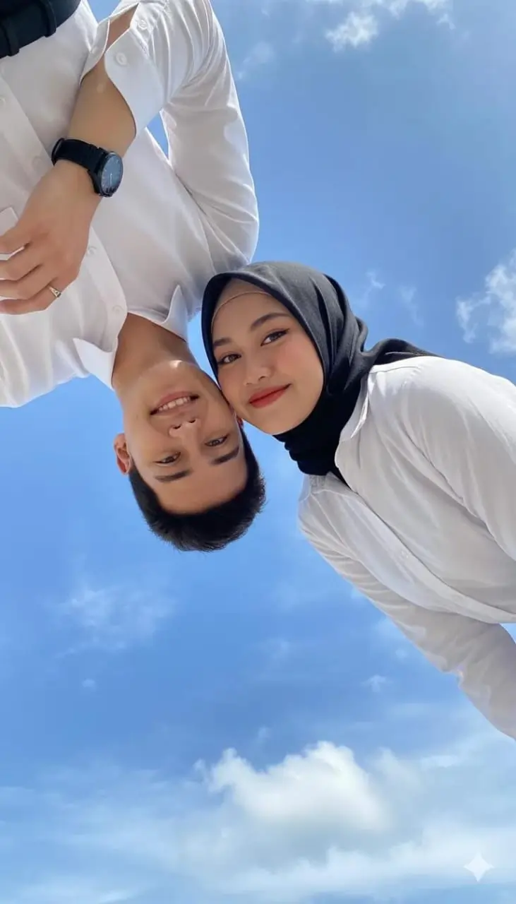 Cheerful Low-Angle Portrait AI prompt – realistic couple photo editing image