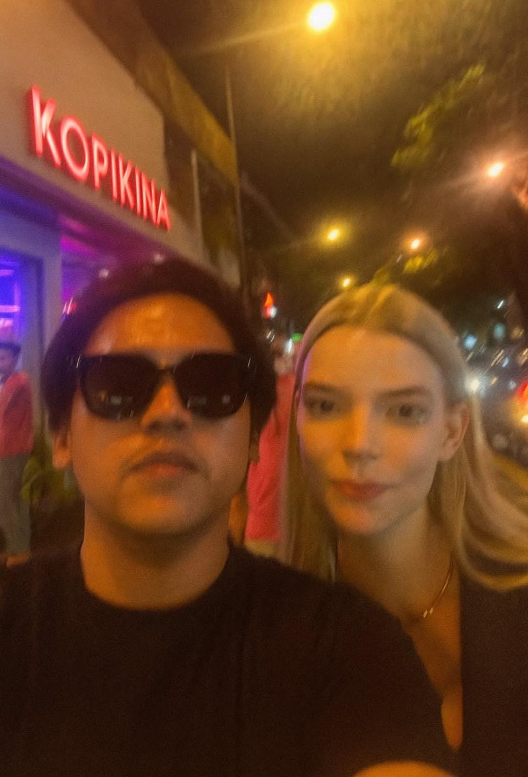 Selfie with Artist AI prompt – realistic selfie photo editing image