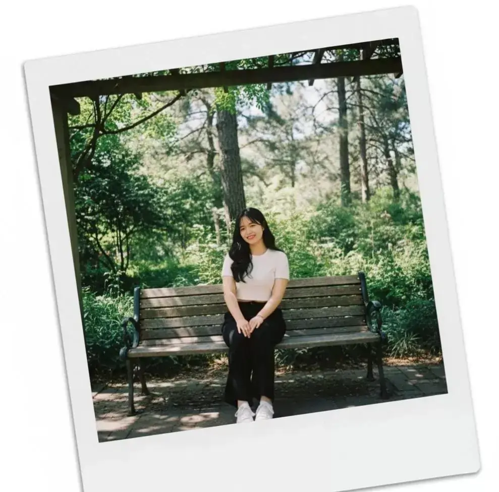 Polaroid Style Outdoor Portrait AI prompt – vintage retro photo editing image